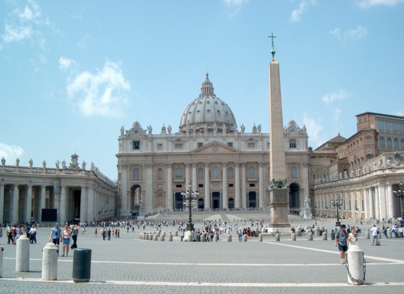 El Vaticano se negó a identificar al diplomático, pero dijo que se encontraba en la sede apostólica, cuyos fiscales habían iniciado su propia investigación.