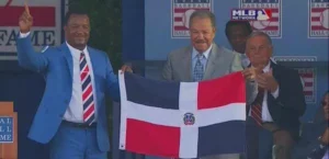 Antes de finalizar su discurso @45PedroMartinez invitó a @JuanMarichal27 a sustener juntos la bandera RD #Cooperstown.