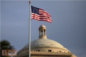 La bandera estadounidense ondea ante el capitolio en San Juan, Puerto Rico.