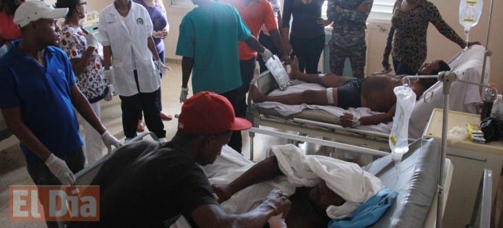 Seis personas hospitalizada en Nafragio Guayacanes. Foto: Elieser Tapia.