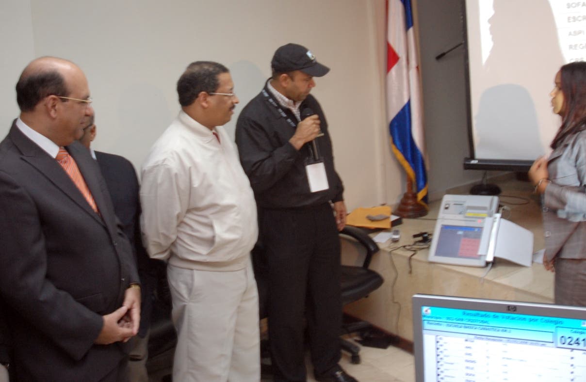 El entonces presidente de la JCE, Roberto 
 Rosario, durante la presentación de los escáneres que fueron utilizados en las elecciones de 2016. Muchos de los equipos no funcionaron adecuadamente.