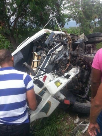 Choque entre camión y camioneta deja cuatro muertos en carretera Azua-Baní