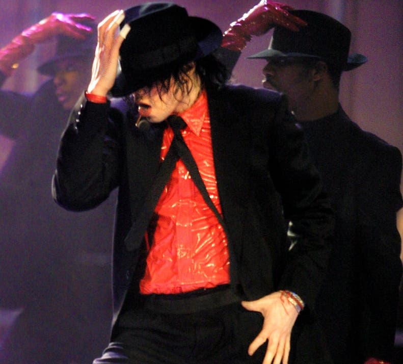 (FILES) US singer Michael Jackson performs during the taping of the "American Bandstand 50th...A Celebration" show, 20 April, 2002 in Pasadena, California. Fox News is reporting on June 25, 2009 that Jackson, 50, has been rushed to the UCLA hospital after reportedly going into cardiac arrest.  AFP PHOTO/LEE CELANO