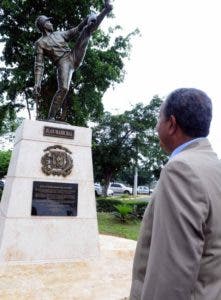 JEl exlanzador Juan Marichal observa la escultura desvelizada ayer en su honor en la parte frontal del estadio que lleva su nombre. 