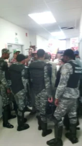 Un contingente policial intentó contener a los manifestantes. Foto: Fuente externa.