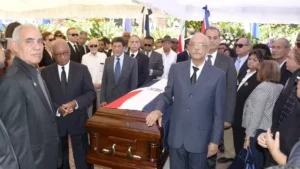 Dirigentes del PRSD hacen guardia de honor al líder y fundador.