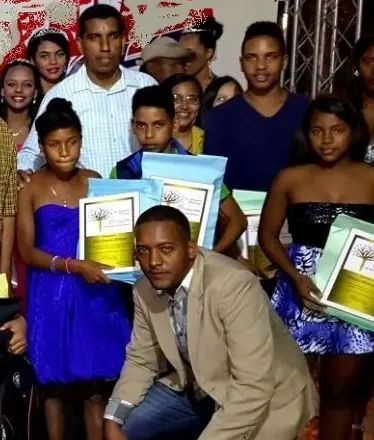 Fundación premia a 14 estudiantes de Guayabal - El Dia.com.do