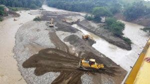 La constructora MAR realiza los trabajos de canalización del río Bajabonico para corregir las fallas causados en sus aproches.