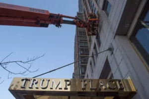 Un grupo de vecinos empezó a movilizarse durante la campaña electoral porque aseguraban sentir “vergüenza” de vivir en un edificio con el nombre del entonces candidato republicano.