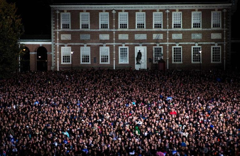 People gather for a rally with Democratic presidential nominee Hillary Clinton, former US President Clinton, US President Barack Obama on Independence Mall, November 7, 2016 in Philadelphia, Pennsylvania. / AFP / Brendan Smialowski