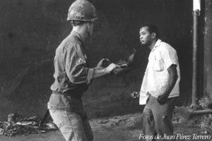 Esta foto de Juan Pérez Terrero le dio la vuelta al mundo como testimonio gráfico del rechazo de los dominicanos a la invasión militar norteamericana en 1965. Foto: Juan Pérez Terrero.