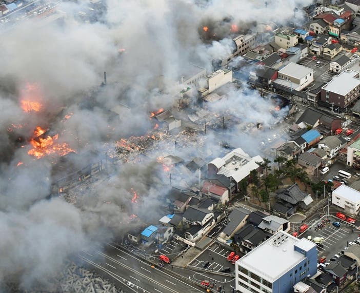 Tiendas, restaurantes y viviendas han sido pasto de las llamas, que han tenido que ser extinguidas por más de 10 dotaciones de bomberos.