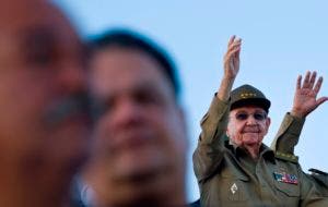 Raúl Castro (85 años) saluda a la multitud desde la tribuna.