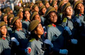 Mujeres soldados durante la parada militar en honor a Fidel Castro.