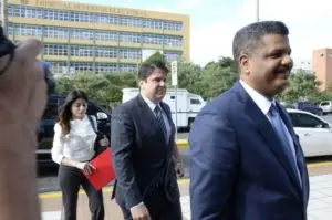 El abogado Robert Valdez cuando llegaba ayer a la Procuraduría junto a Marcelo Hofke, gerente general de Odebrecht en el país.  Foto: José De León/El Día.