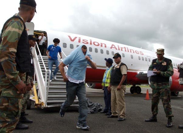 EE.UU repatria 74 exconvictos dominicanos