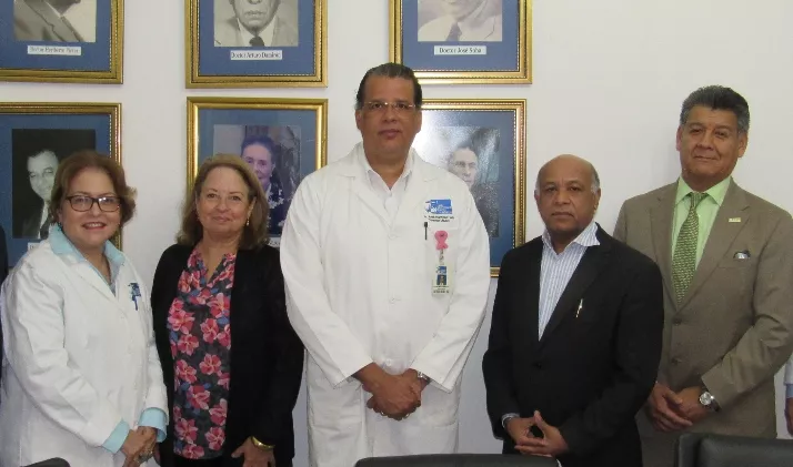 Médicos durante el encuentro con miembros de la entidad.