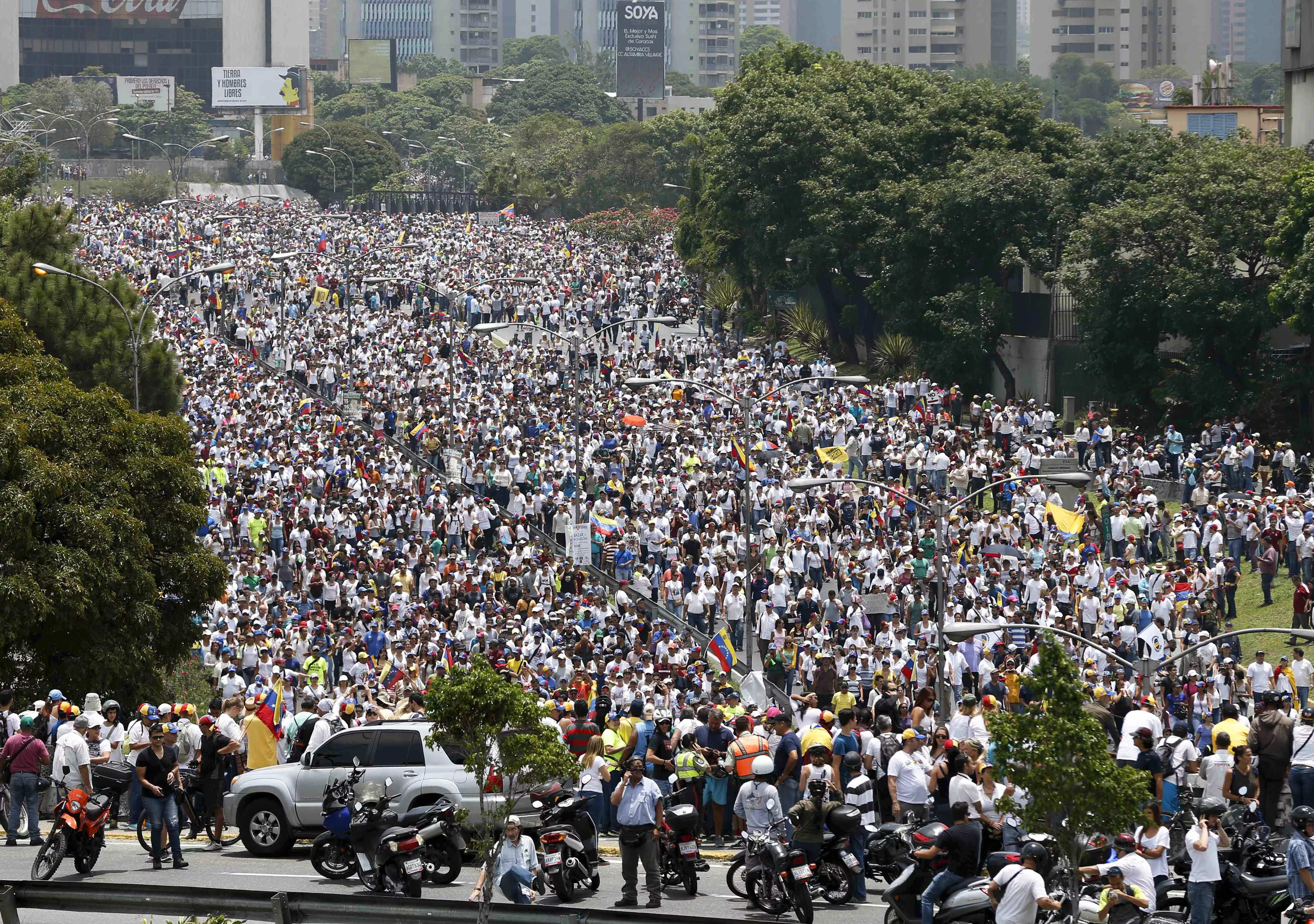 Manifestantes marchan contra el gobierno por una carretera en Caracas, Venezuela, el miércoles 19 de abril de 2017. (AP Foto/Ariana Cubillos)