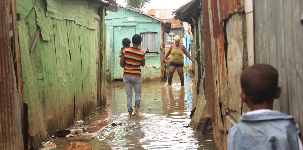 Miles de dominicanos viven en viviendas vulnerables a los fenómenos naturales. El presupuesto destinado a viviendas para el año 2017 de apenas 0.03% del PIB.