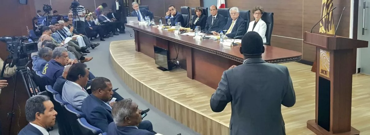 El pleno de la Junta Central Electoral durante la vista pública con los delegados de los partidos.