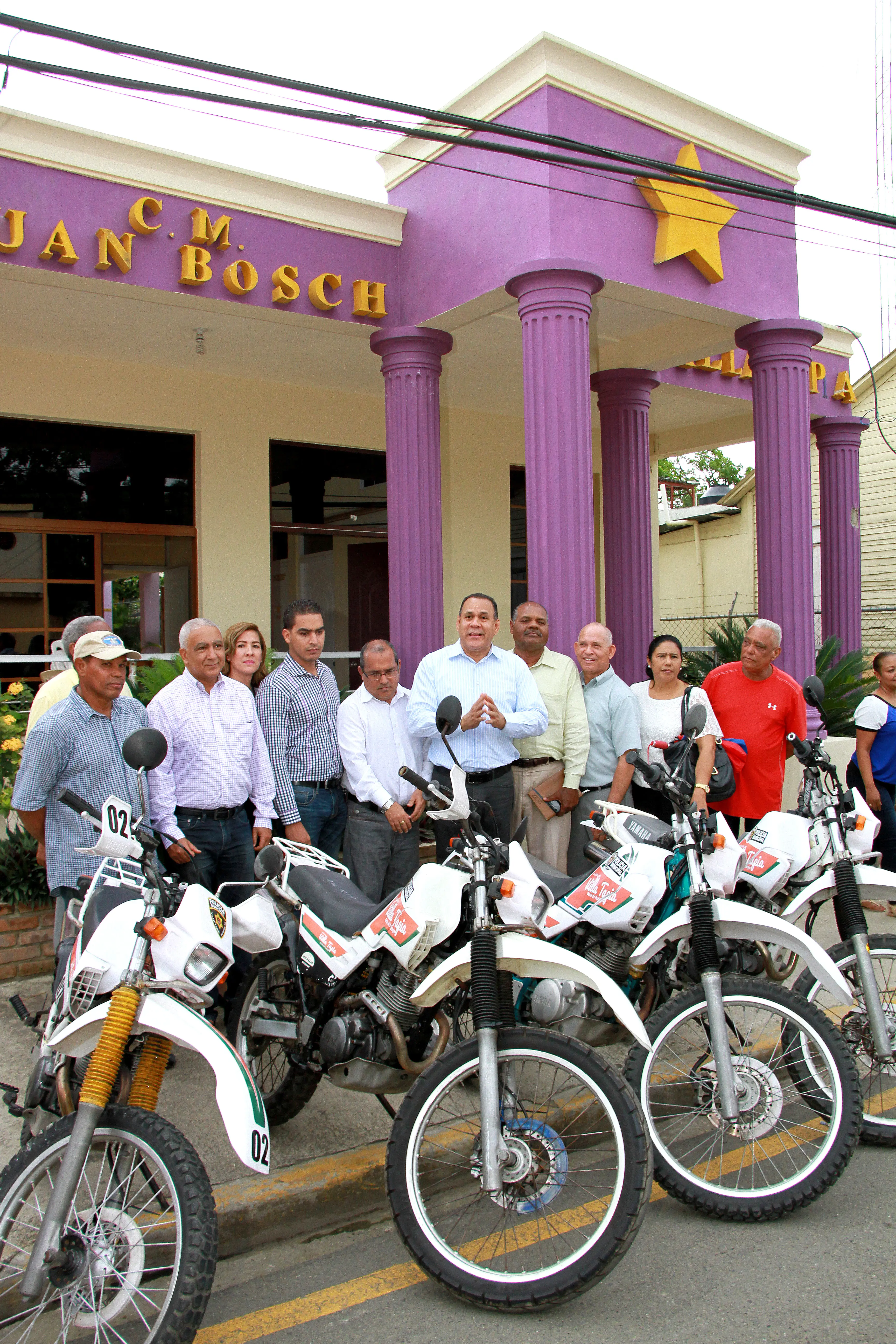 Dirección del PLD en Villa Tapia dona cuatro motocicletas a la Policía - El Dia.com.do