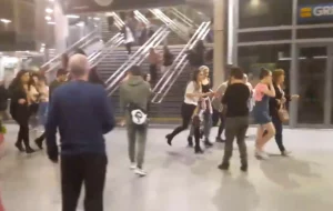 Esta imagen muestra a la gente corriendo a través de la estación de Manchester Victoria después de una explosión en el Manchester Arena.