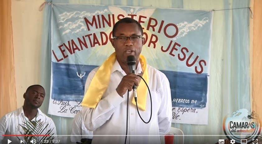 Blas Peralta, el asesino de Mateo Aquino Febrillet, predicando la palabra de Dios en la cárcel de La Romana.