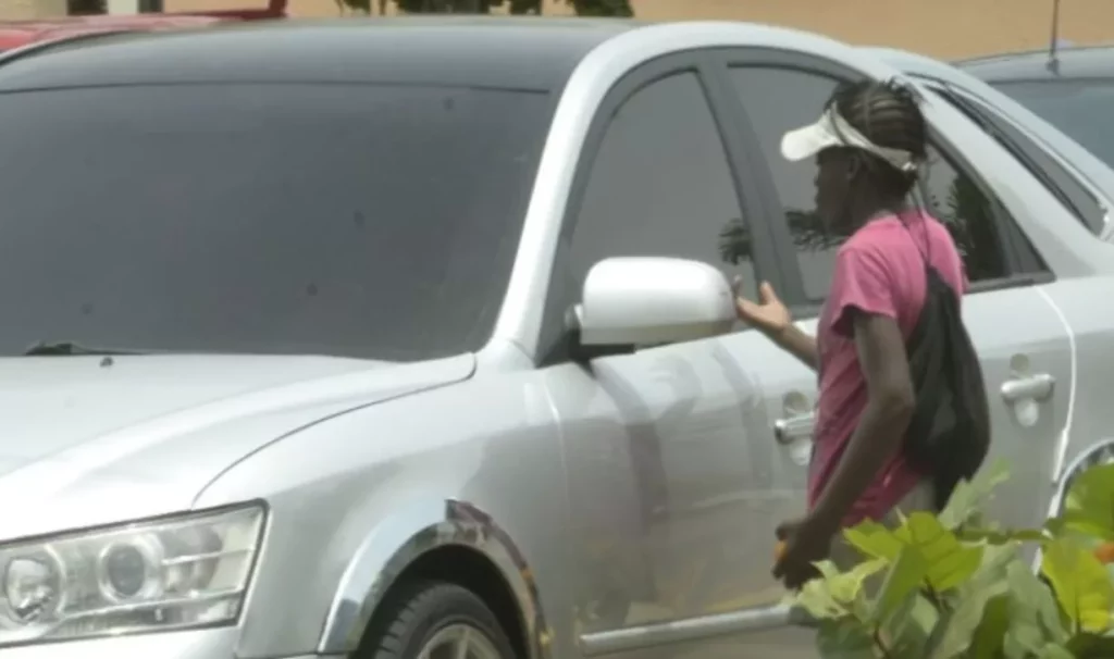 Conductores son asediados en las intersecciones por pedigüeños, en su mayoría haitianos.