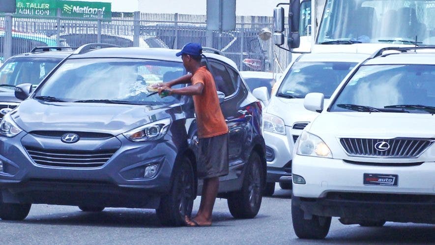 Esta escena es común en las principales vías de Santo Domingo. La Alcaldía inició una jornada de retiro de los limpiavidrios de las avenidas.