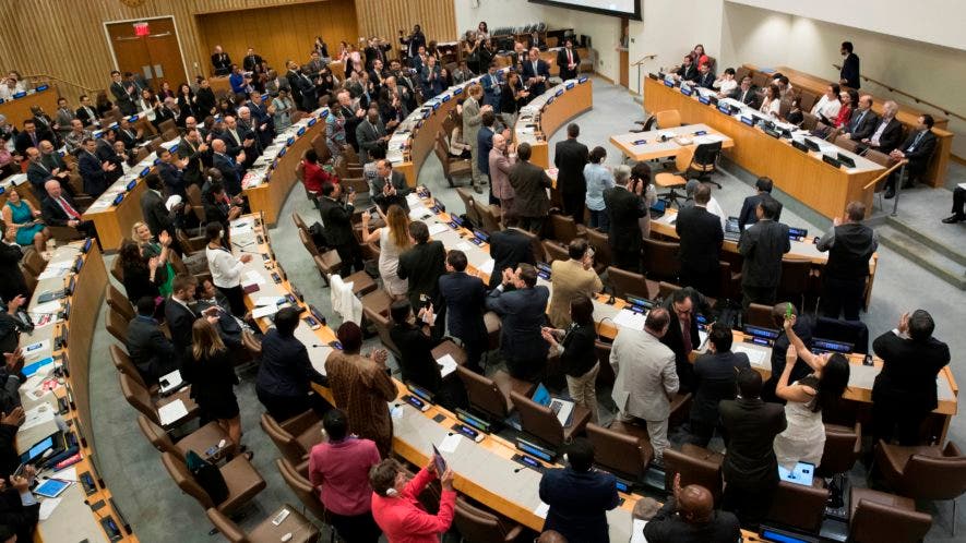 Foto de la reunión en que más de 120 naciones aprobaron  el primer tratado que prohíbe las armas nucleares, en una reunión de la ONU boicoteada por todos los países que poseen dicho armamento, en la sede de las Naciones Unidas  en Nueva York el 7 de julio del 2017. (AP Photo/Mary Altaffer)