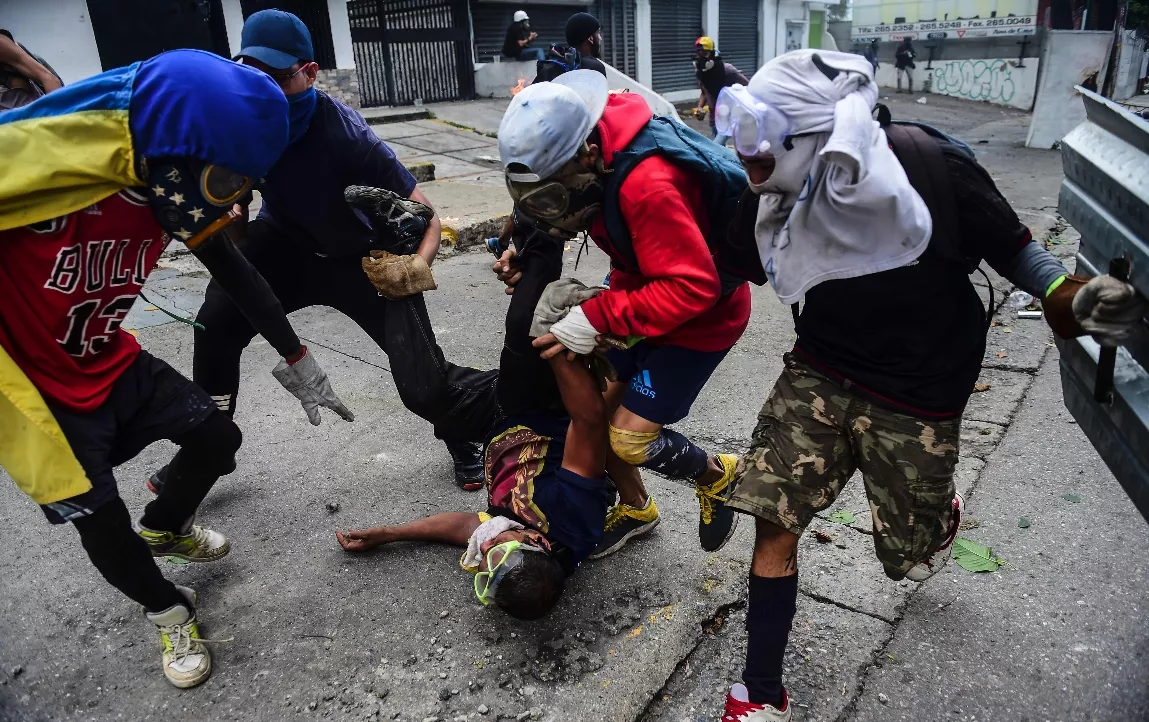 Protestantes intentan ayudar a un manifestante durante la huelga.