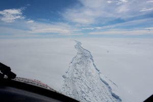  Esta es una imagen de febrero de 2017 de la plataforma de hielo Larsen C en la Antártida hecha disponible por el Antarctic Survey el miércoles 12 de julio de 2017. Un vasto iceberg con el doble del volumen del lago Erie se ha roto de una plataforma flotante de hielo en la Antártida, Dijeron el miércoles los científicos. El iceberg se desprendió de la plataforma de hielo Larsen C, dijeron científicos de la Universidad de Swansea en Gran Bretaña. El iceberg, que es probable que se nombre A68, se describe como un peso de 1 billón de toneladas (1,12 billones de toneladas de EE.UU.). (British Antarctic Survey vía AP)