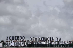 Opposition activists take part in a protest against the government of President Nicolas Maduro, at the Francisco Fajardo highway in Caracas, on July 1, 2017. Venezuela marks three months of violent protests within a political and economic crisis with protesters demanding President Nicolas Maduro's resignation and new elections. / AFP / JUAN BARRETO