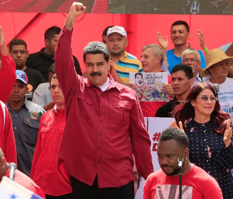 El presidente Nicolás Maduro rodeado de seguidores chavistas.
AP