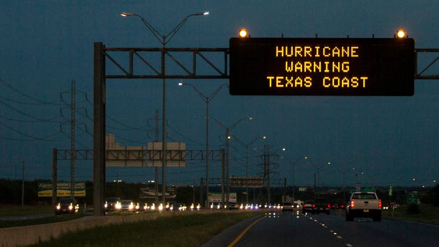 Harvey se convirtió en un “poderoso” ciclón de categoría 3, en la escala de intensidad Saffir-Simpson, de un máximo de cinco, y los expertos del NHC vaticinan que tocará tierra en la costa central de Texas esta noche.
