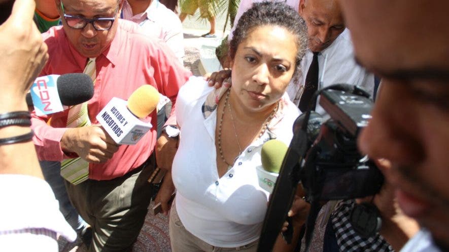 Marlin Martínez, madre del joven Marlon Martínez, principal sospechoso en la desaparición de la joven Emely Peguero Polanco.