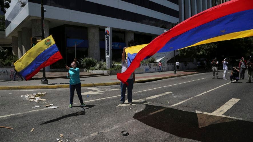 Manifestantes ondean una bandera de Venezuela durante una protesta contra el gobierno del presidente Nicolás Maduro en Caracas, el 8 de agosto de 2017.