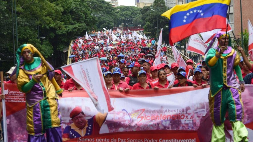 Miles de venezolanos marchan este lunes en Caracas para repudiar la advertencia del mandatario estadounidense, Donald Trump, de que podría usar la "opción militar" en Venezuela.