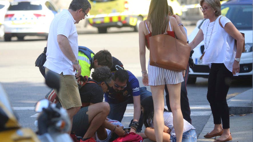 Equipos atienden personas en calles de Barcelona, España, después de que una camioneta atropellara a varias personas en la concurrida zona de Las Ramblas, el jueves 17 de agosto de 2017. (AP Foto/Giannis Papanikos)