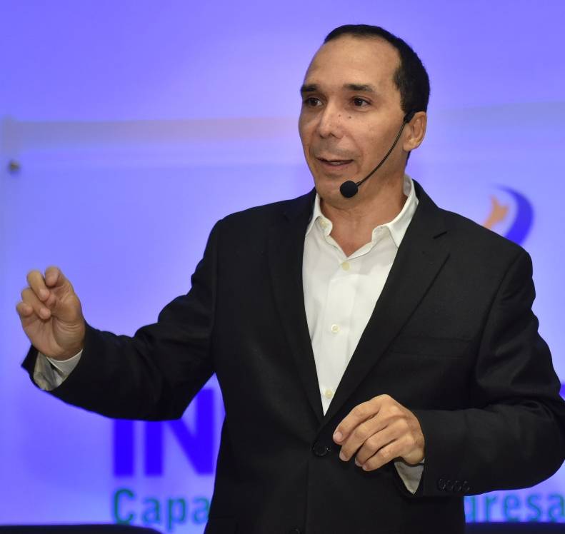 Ángel Puello mientras ofrecía una conferencia.
