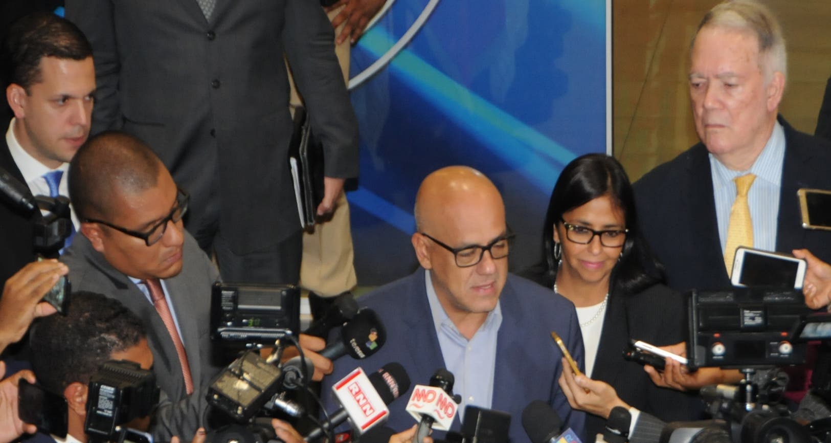 Jorge Rodríguez, alcalde de Caracas, ofrece declaraciones sobre las conversaciones con la oposición en Santo Domingo.