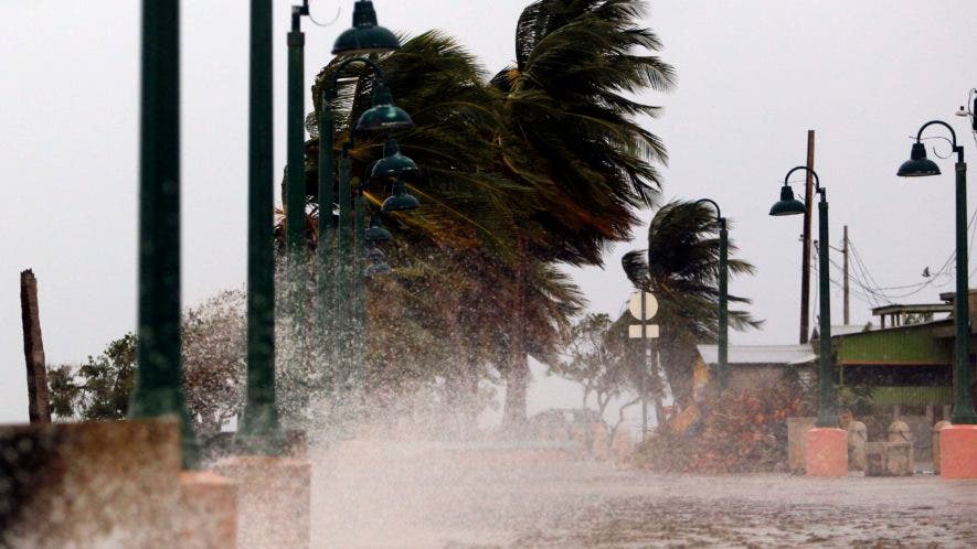 El centro del huracán pasará esta noche y el jueves sobre aguas cercanas a la costa nororiental de República Dominicana.