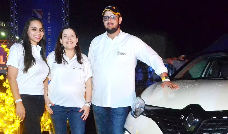 Maxdanny Gómez, Marielly Figueroa y Carlos Gautier.