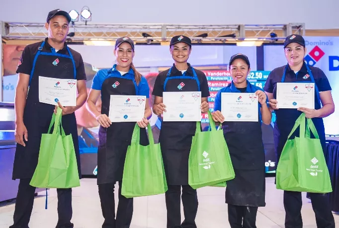 La ganadora Sandrina Vanderhorst junto al resto de los semifinalistas.