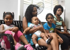 Katia Cedeño y Johanna Torres acompañadas de sus hijos.