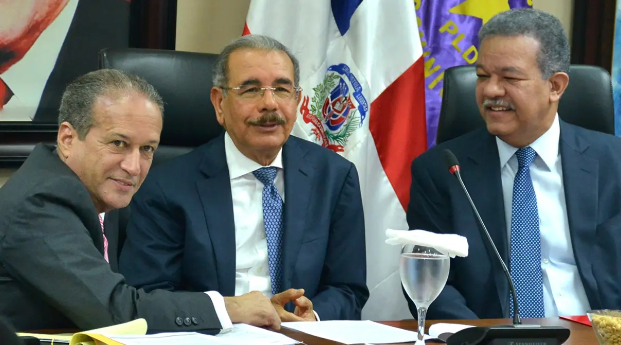 Reinaldo Pared Pérez, el presidente Danilo Medina y Leonel Fernández durante reunión de anoche.