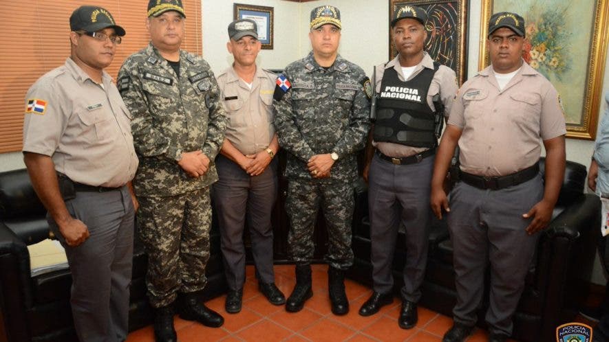 El raso Paul Encarnación Mejía (primero de derecha a izquierda) el día que el director de la Policía le hizo el reconocimiento junto a los demás integrantes de al patrulla que rechazó el soborno. Foto: Policía Nacional.