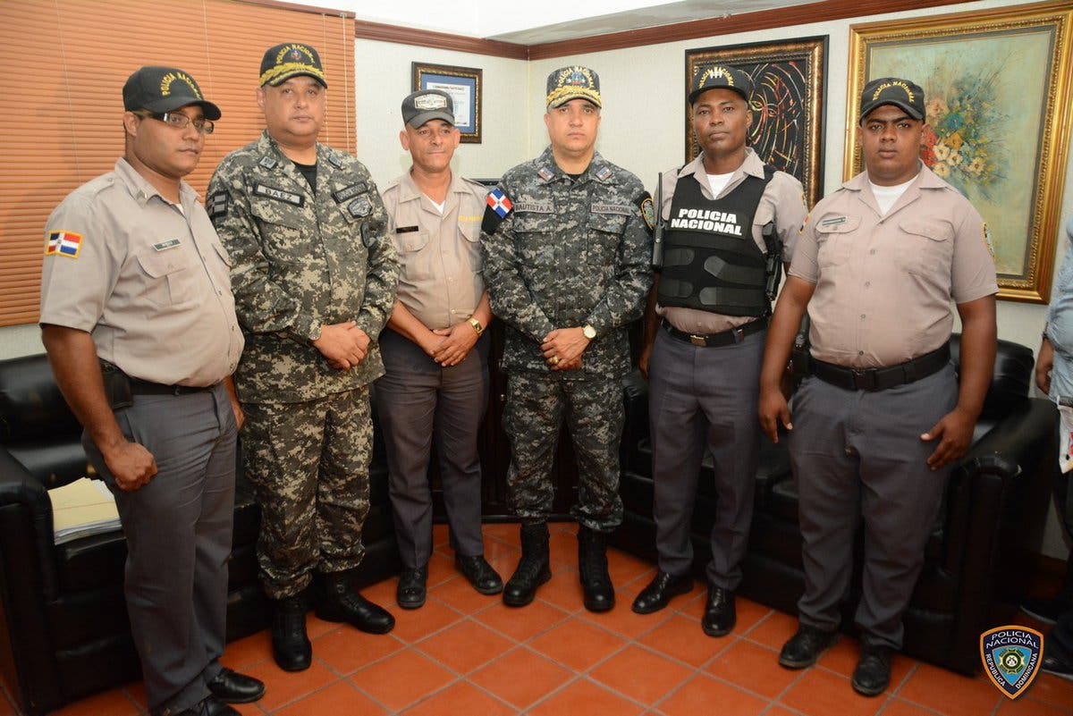 El raso Paul Encarnación Mejía (primero de derecha a izquierda) el día que el director de la Policía le hizo el reconocimiento junto a los demás integrantes de al patrulla que rechazó el soborno. Foto: Policía Nacional.