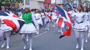 Estudiantes participaron en el desfile en la avenida Constitución.