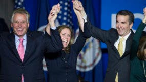 El gobernador electo de Virginia. Ralph Northam, a la derecha, celebra su victoria electoral con el gobernador de Virginia Terry McAuliffe y su esposa Dorothy, en la fiesta de la candidatura en la Universidad George Mason en Fairfax, Virginia, el martes 7 de noviembre de 2017. (AP Foto/Cliff Owen)